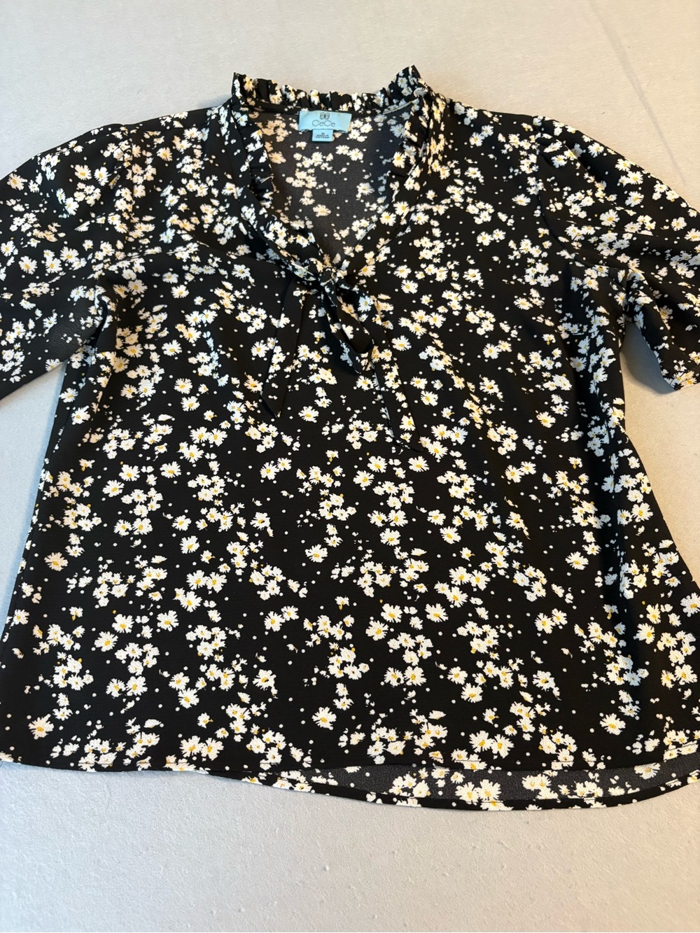 CeCe Blouse Flirty Daisy
Pattern Ruffles and Puff Sleeves Size Medium - Picture 2 of 9